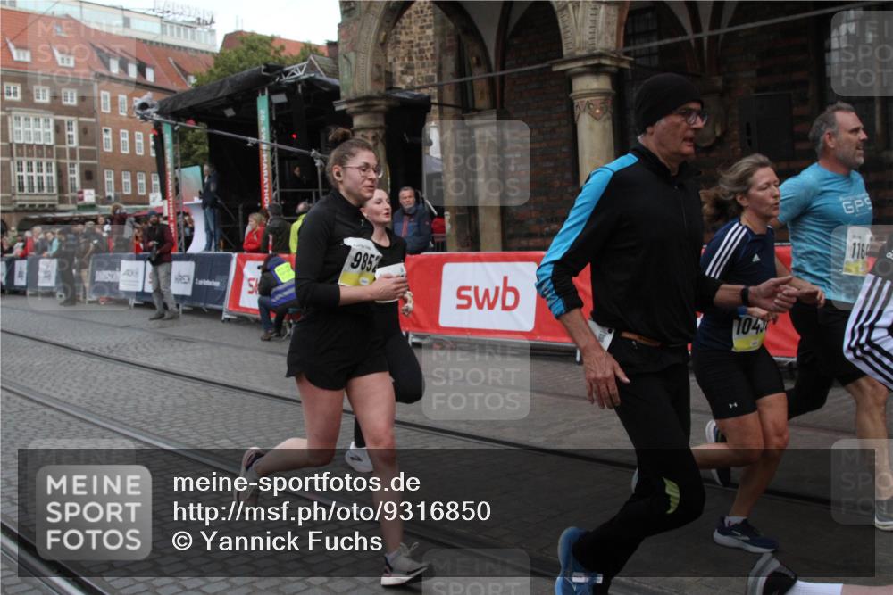 05.10.2025 - 20. swb-Marathon Bremen Yannick Fuchs http://msf.ph/oto/9316850 05.10.2025 10:52:17 Ziel 9196, 9852, 10038, 10240, 10438, 10668, 10727, 10900, 10942, 11458, 11641 meine-sportfotos.de