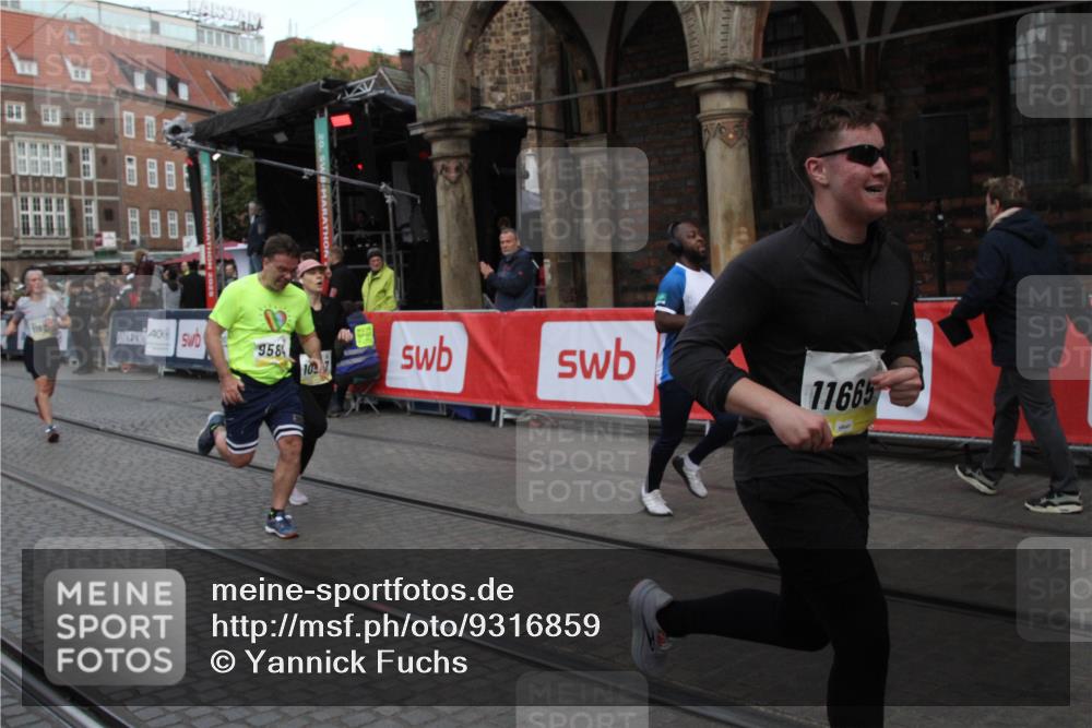 05.10.2025 - 20. swb-Marathon Bremen Yannick Fuchs http://msf.ph/oto/9316859 05.10.2025 10:52:28 Ziel 9172, 9584, 10241, 10507, 10719, 11528, 11665 meine-sportfotos.de