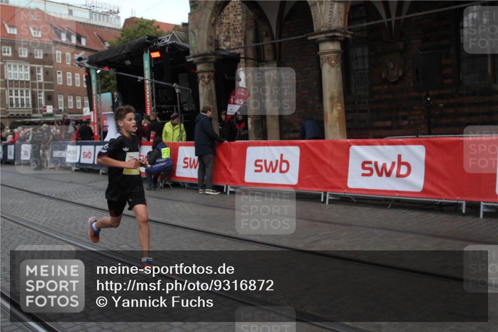 05.10.2025 - 20. swb-Marathon Bremen Yannick Fuchs http://msf.ph/oto/9316872 05.10.2025 10:52:42 Ziel 9209, 9439, 9517, 10548 meine-sportfotos.de