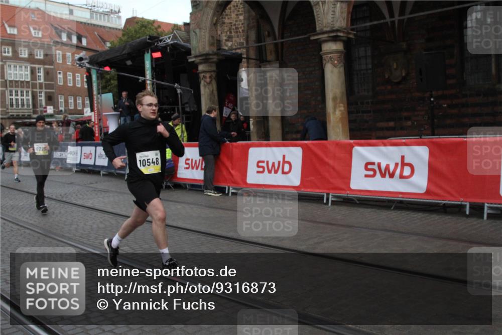 05.10.2025 - 20. swb-Marathon Bremen Yannick Fuchs http://msf.ph/oto/9316873 05.10.2025 10:52:44 Ziel 9209, 9517, 10548 meine-sportfotos.de