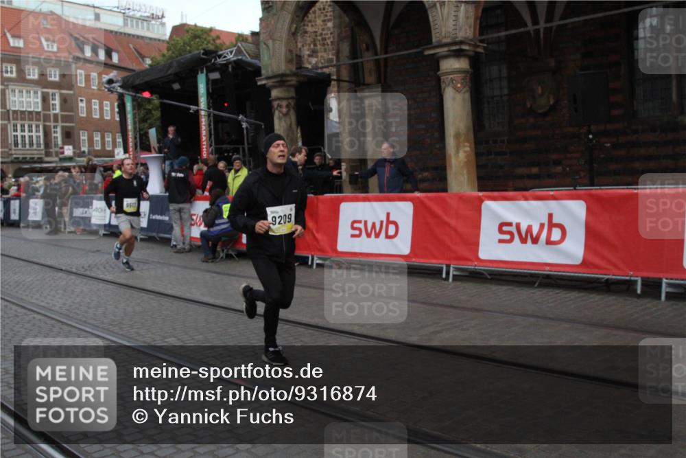 05.10.2025 - 20. swb-Marathon Bremen Yannick Fuchs http://msf.ph/oto/9316874 05.10.2025 10:52:45 Ziel 9209, 9517, 10833, 11587 meine-sportfotos.de