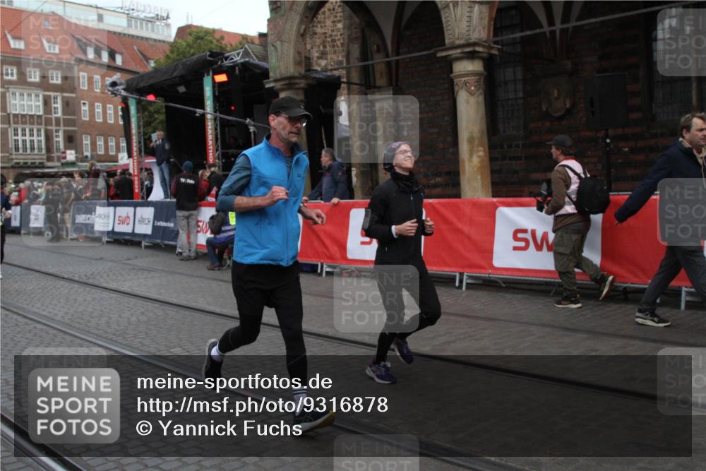 05.10.2025 - 20. swb-Marathon Bremen Yannick Fuchs http://msf.ph/oto/9316878 05.10.2025 10:52:50 Ziel 9214, 9501, 9581, 10308, 10309, 10833, 10997, 11012, 11382, 11417, 11587 meine-sportfotos.de
