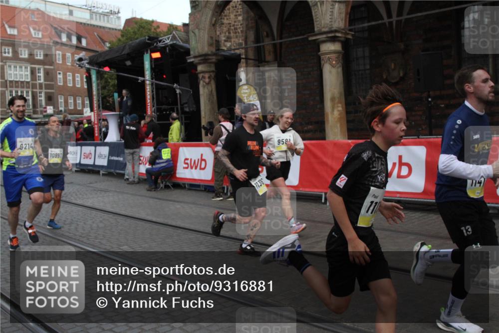 05.10.2025 - 20. swb-Marathon Bremen Yannick Fuchs http://msf.ph/oto/9316881 05.10.2025 10:52:53 Ziel 9214, 9284, 9501, 9581, 9830, 9985, 10308, 10309, 10514, 10997, 11012, 11382, 11417 meine-sportfotos.de