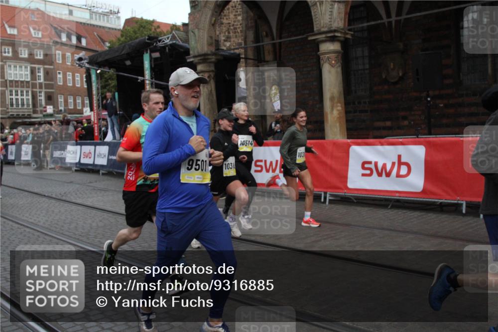 05.10.2025 - 20. swb-Marathon Bremen Yannick Fuchs http://msf.ph/oto/9316885 05.10.2025 10:52:56 Ziel 9284, 9501, 9830, 9985, 10308, 10309, 10514, 10997 meine-sportfotos.de