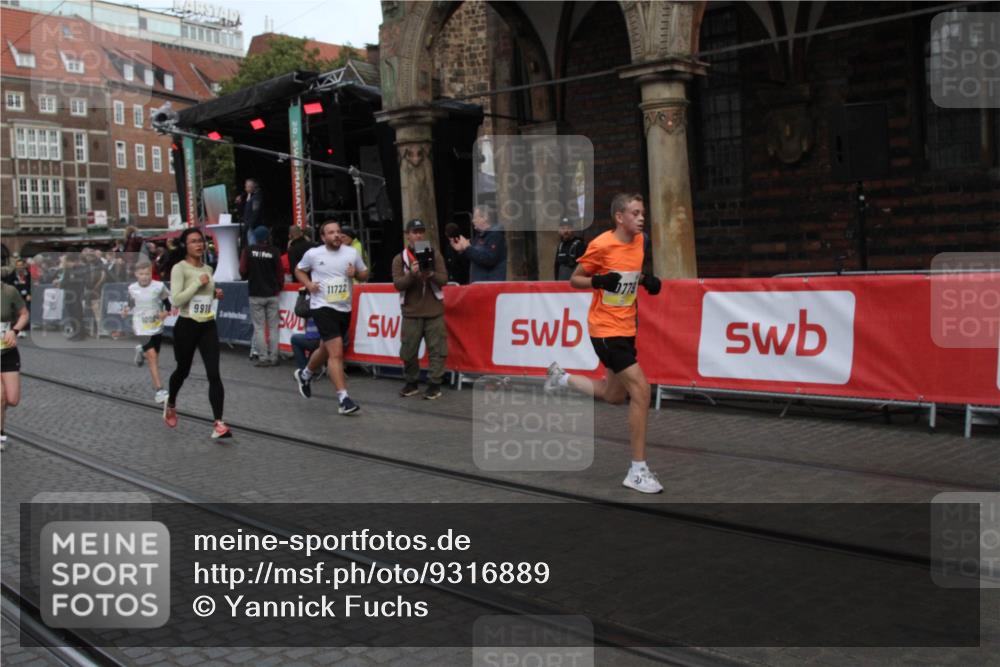 05.10.2025 - 20. swb-Marathon Bremen Yannick Fuchs http://msf.ph/oto/9316889 05.10.2025 10:53:04 Ziel 9187, 9650, 9918, 10064, 10539, 10779, 11259, 11398, 11411, 11450, 11722 meine-sportfotos.de