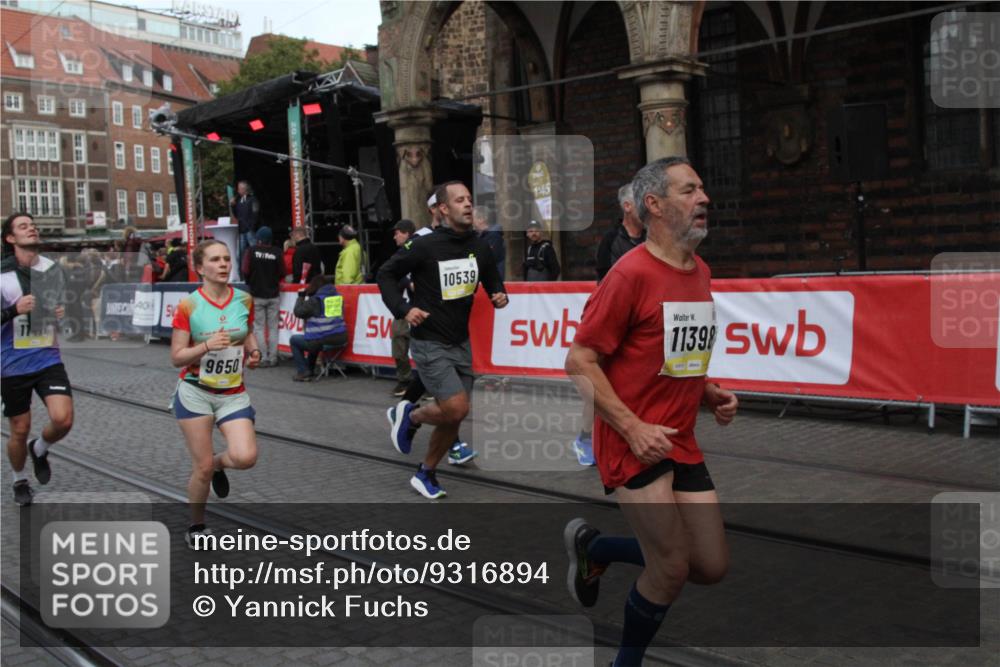 05.10.2025 - 20. swb-Marathon Bremen Yannick Fuchs http://msf.ph/oto/9316894 05.10.2025 10:53:09 Ziel 9650, 10128, 10539, 11259, 11300, 11398, 11411 meine-sportfotos.de