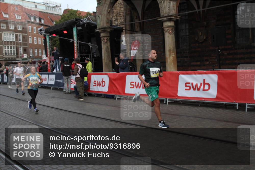 05.10.2025 - 20. swb-Marathon Bremen Yannick Fuchs http://msf.ph/oto/9316896 05.10.2025 10:53:12 Ziel 9449, 9703, 10128, 10242, 10349, 10466, 11300 meine-sportfotos.de
