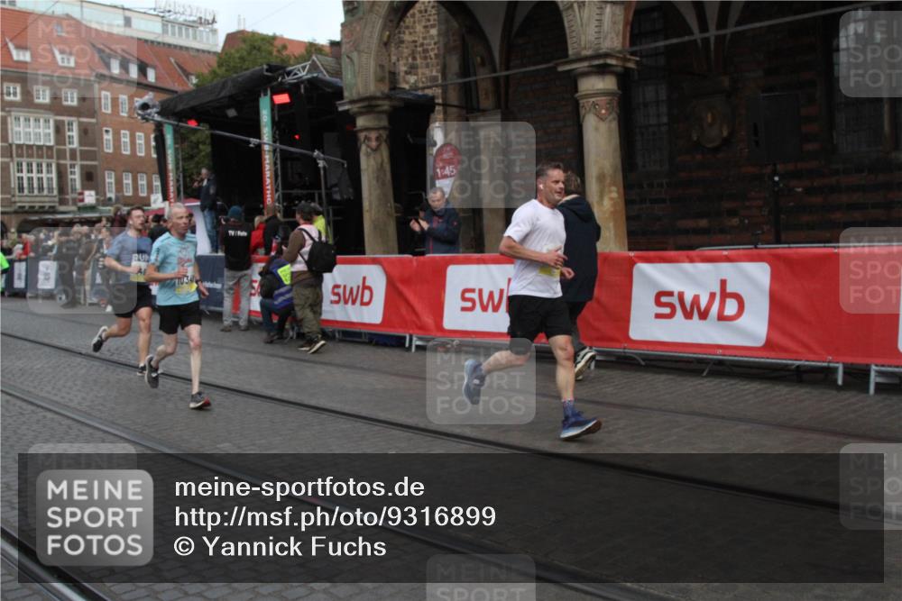 05.10.2025 - 20. swb-Marathon Bremen Yannick Fuchs http://msf.ph/oto/9316899 05.10.2025 10:53:15 Ziel 9449, 9703, 9834, 10242, 10349, 10460, 10466, 10958, 11377, 11512 meine-sportfotos.de
