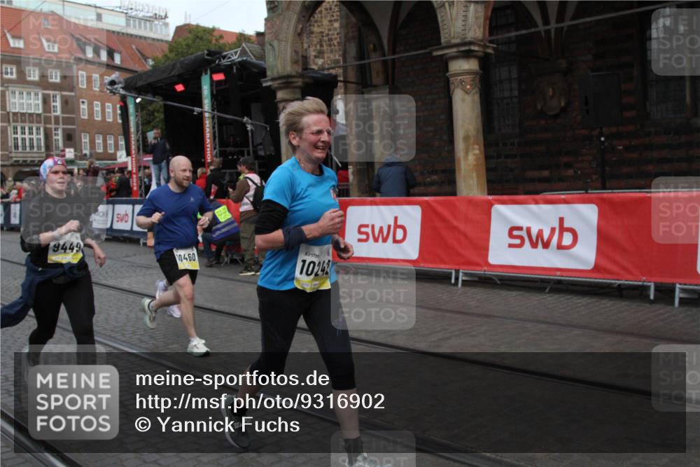 05.10.2025 - 20. swb-Marathon Bremen Yannick Fuchs http://msf.ph/oto/9316902 05.10.2025 10:53:17 Ziel 9449, 9834, 9956, 10242, 10349, 10460, 10466, 10806, 10958, 11377, 11510, 11512 meine-sportfotos.de