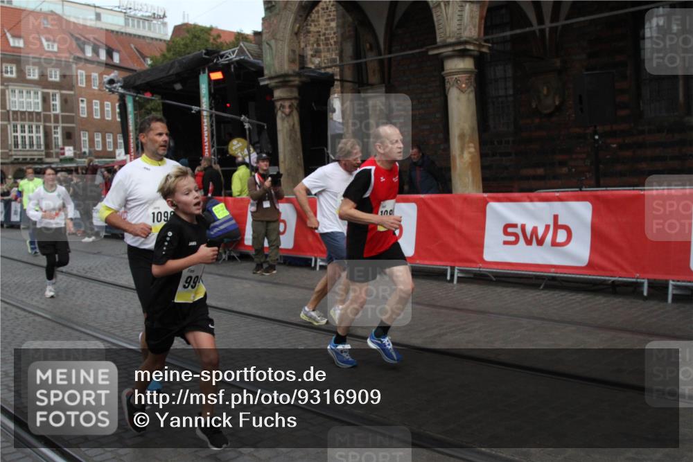 05.10.2025 - 20. swb-Marathon Bremen Yannick Fuchs http://msf.ph/oto/9316909 05.10.2025 10:53:22 Ziel 9263, 9539, 9956, 10317, 10806, 10993, 11175, 11510 meine-sportfotos.de