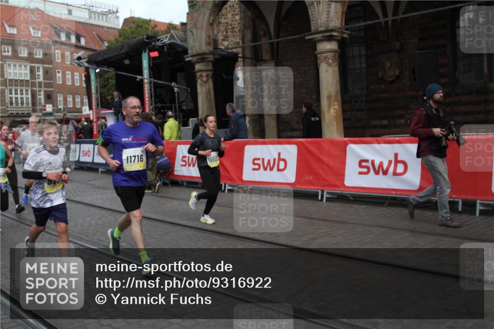05.10.2025 - 20. swb-Marathon Bremen Yannick Fuchs http://msf.ph/oto/9316922 05.10.2025 10:53:33 Ziel 9957, 10369, 10468, 10655, 10934, 11545, 11716 meine-sportfotos.de