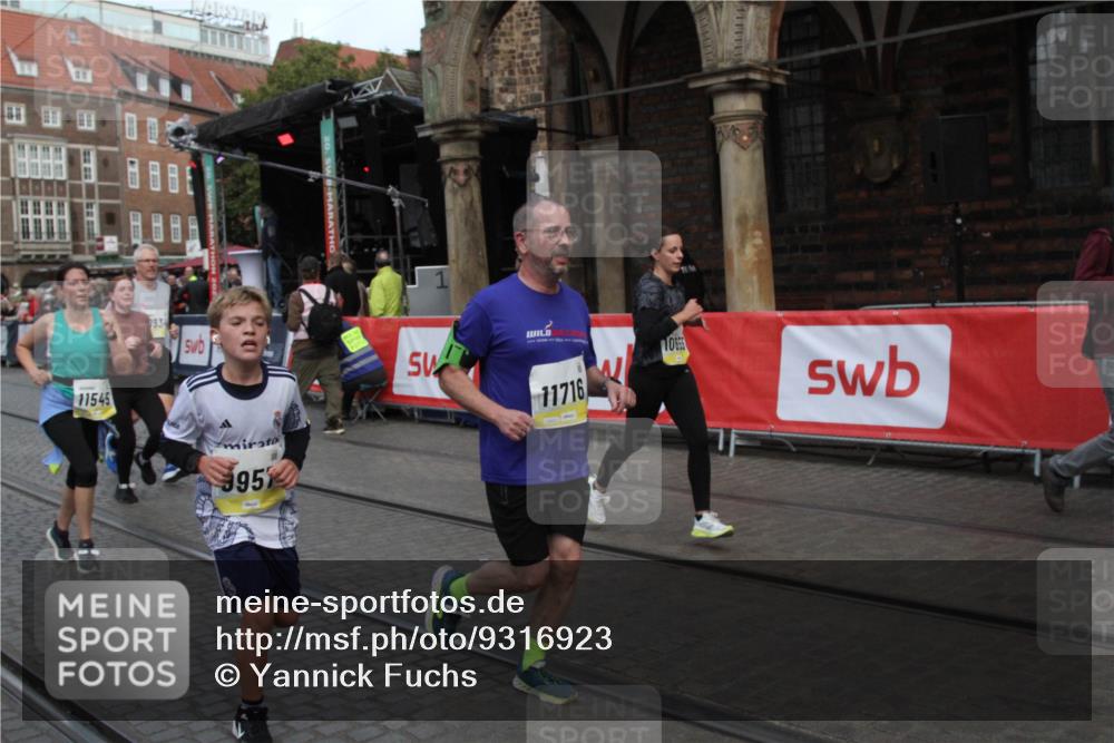 05.10.2025 - 20. swb-Marathon Bremen Yannick Fuchs http://msf.ph/oto/9316923 05.10.2025 10:53:33 Ziel 9957, 10369, 10468, 10655, 10934, 11545, 11716 meine-sportfotos.de