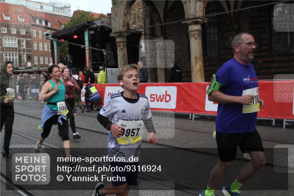 05.10.2025 - 20. swb-Marathon Bremen Yannick Fuchs http://msf.ph/oto/9316924 05.10.2025 10:53:34 Ziel 9957, 10369, 10468, 10655, 10934, 11545, 11716 meine-sportfotos.de