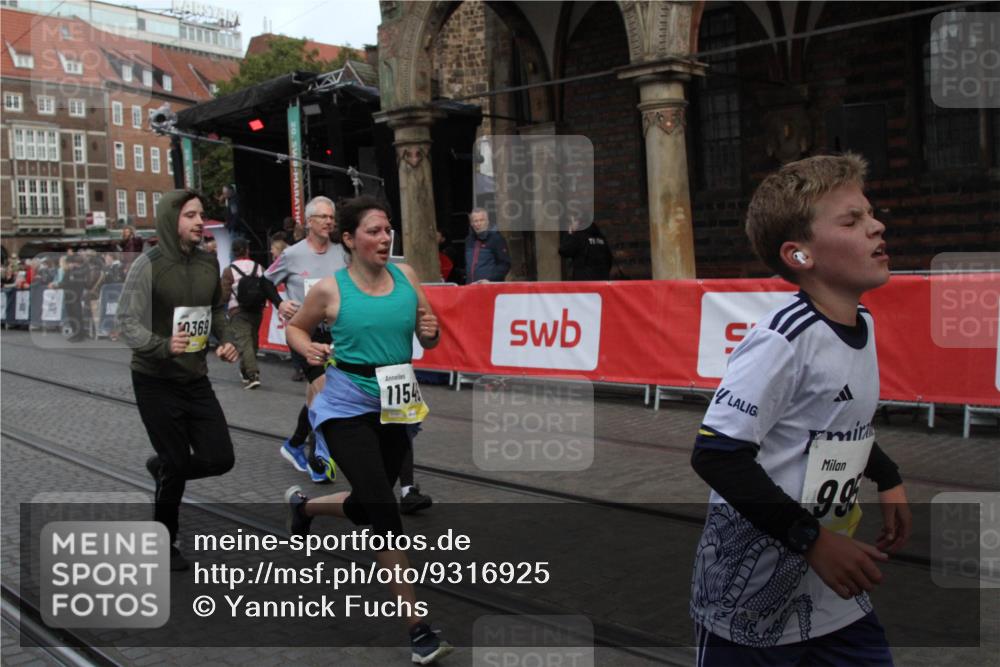 05.10.2025 - 20. swb-Marathon Bremen Yannick Fuchs http://msf.ph/oto/9316925 05.10.2025 10:53:34 Ziel 9957, 10369, 10468, 10655, 10934, 11545, 11716 meine-sportfotos.de