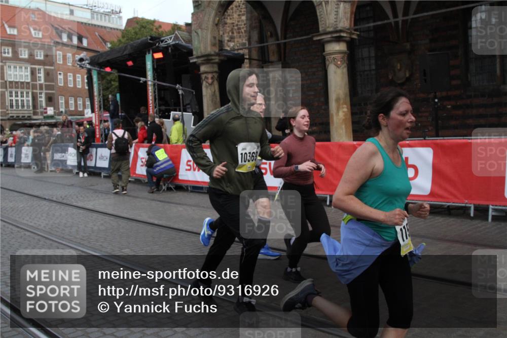 05.10.2025 - 20. swb-Marathon Bremen Yannick Fuchs http://msf.ph/oto/9316926 05.10.2025 10:53:34 Ziel 9957, 10369, 10468, 10655, 10934, 11545, 11716 meine-sportfotos.de