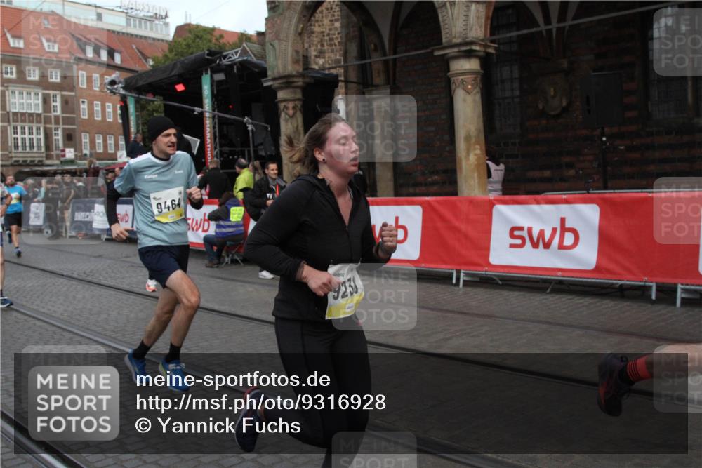 05.10.2025 - 20. swb-Marathon Bremen Yannick Fuchs http://msf.ph/oto/9316928 05.10.2025 10:53:41 Ziel 9238, 9461, 9464, 9569, 10310, 10642, 10925, 11046, 11246 meine-sportfotos.de
