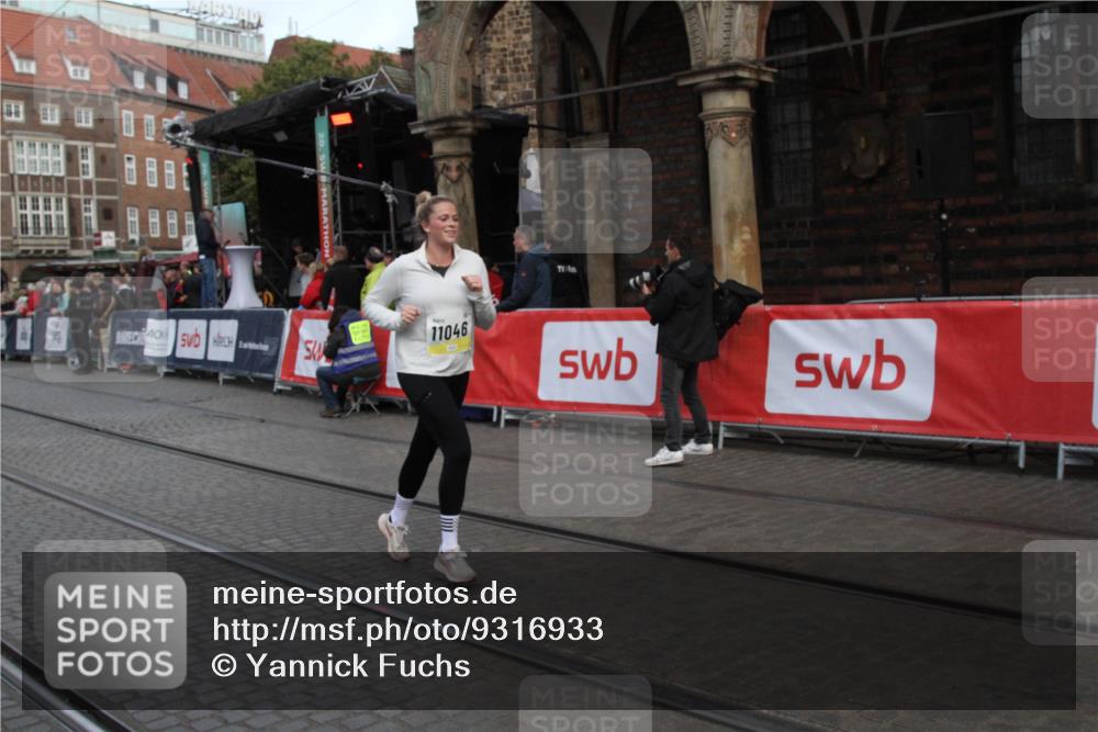 05.10.2025 - 20. swb-Marathon Bremen Yannick Fuchs http://msf.ph/oto/9316933 05.10.2025 10:53:45 Ziel 9934, 10020, 10906, 10925, 11046 meine-sportfotos.de