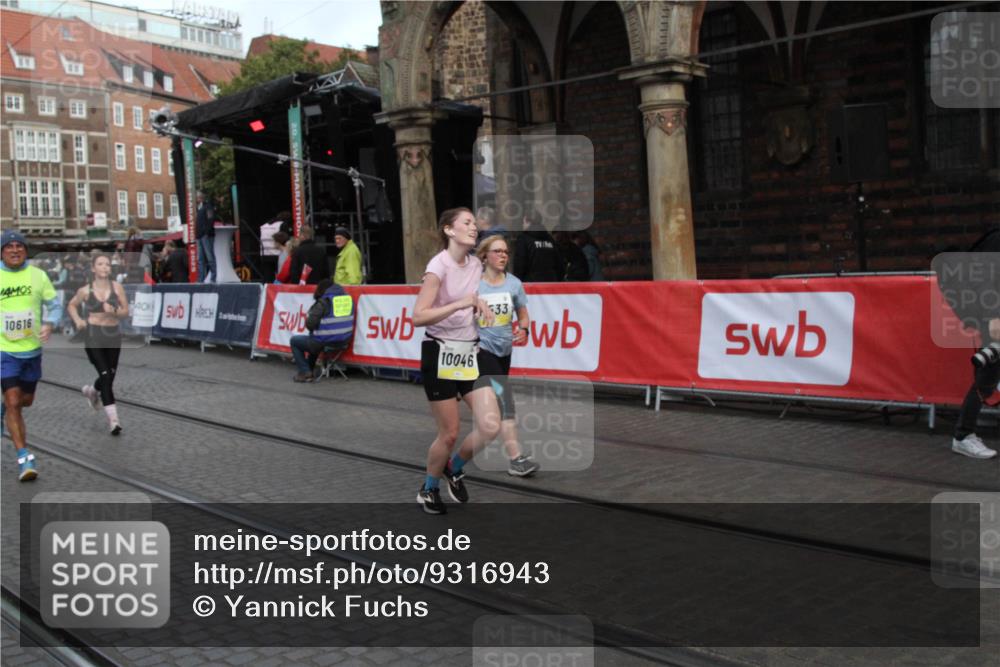 05.10.2025 - 20. swb-Marathon Bremen Yannick Fuchs http://msf.ph/oto/9316943 05.10.2025 10:53:59 Ziel 9456, 9548, 9701, 10046, 10163, 10484, 10616, 10785, 11152, 11533 meine-sportfotos.de