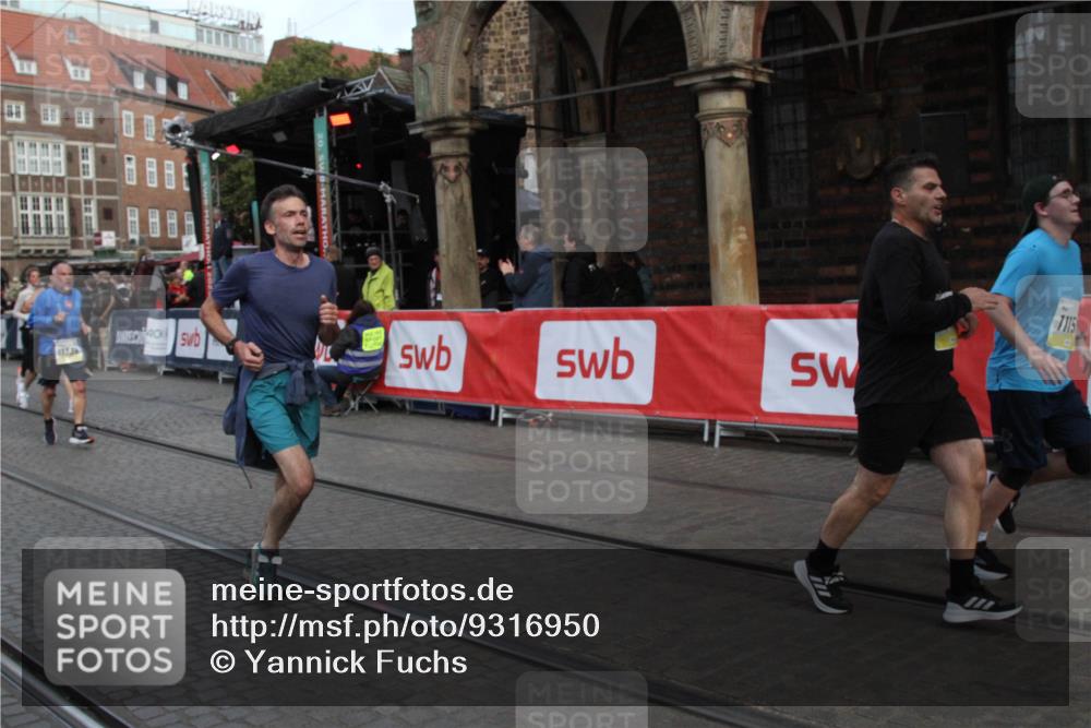 05.10.2025 - 20. swb-Marathon Bremen Yannick Fuchs http://msf.ph/oto/9316950 05.10.2025 10:54:05 Ziel 9313, 9520, 9807, 9835, 10075, 10163, 11152, 11303, 11339, 11432, 11593 meine-sportfotos.de