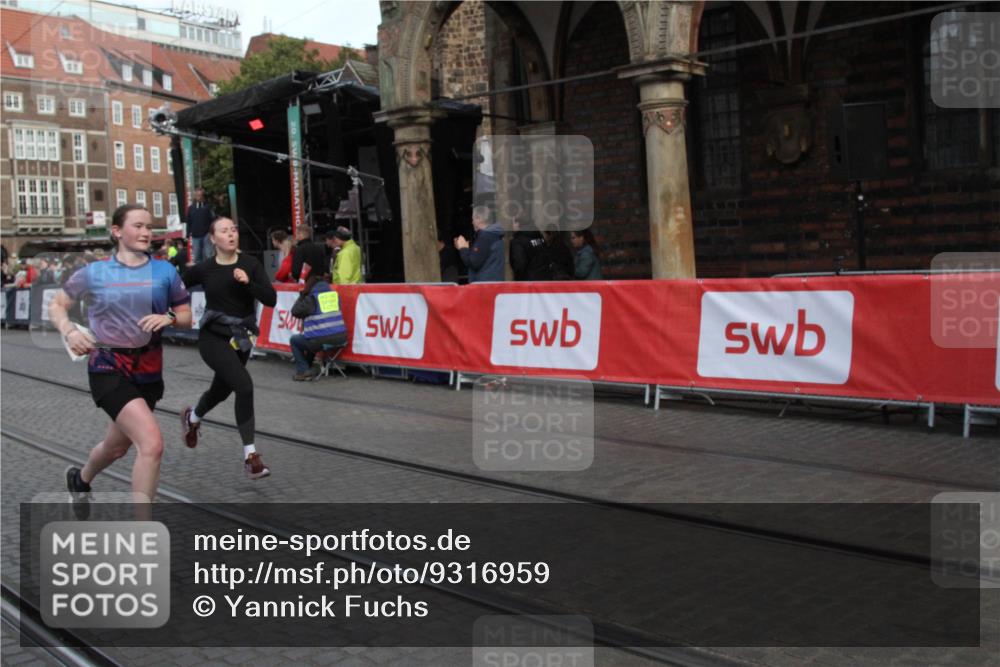 05.10.2025 - 20. swb-Marathon Bremen Yannick Fuchs http://msf.ph/oto/9316959 05.10.2025 10:54:14 Ziel 9402, 9900, 9935, 11151, 11203, 11347 meine-sportfotos.de