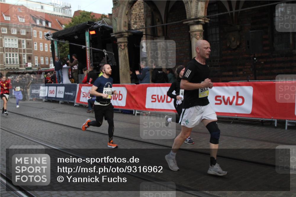 05.10.2025 - 20. swb-Marathon Bremen Yannick Fuchs http://msf.ph/oto/9316962 05.10.2025 10:54:18 Ziel 9402, 9574, 9900, 9935, 10234, 10402, 10533, 11203, 11449 meine-sportfotos.de