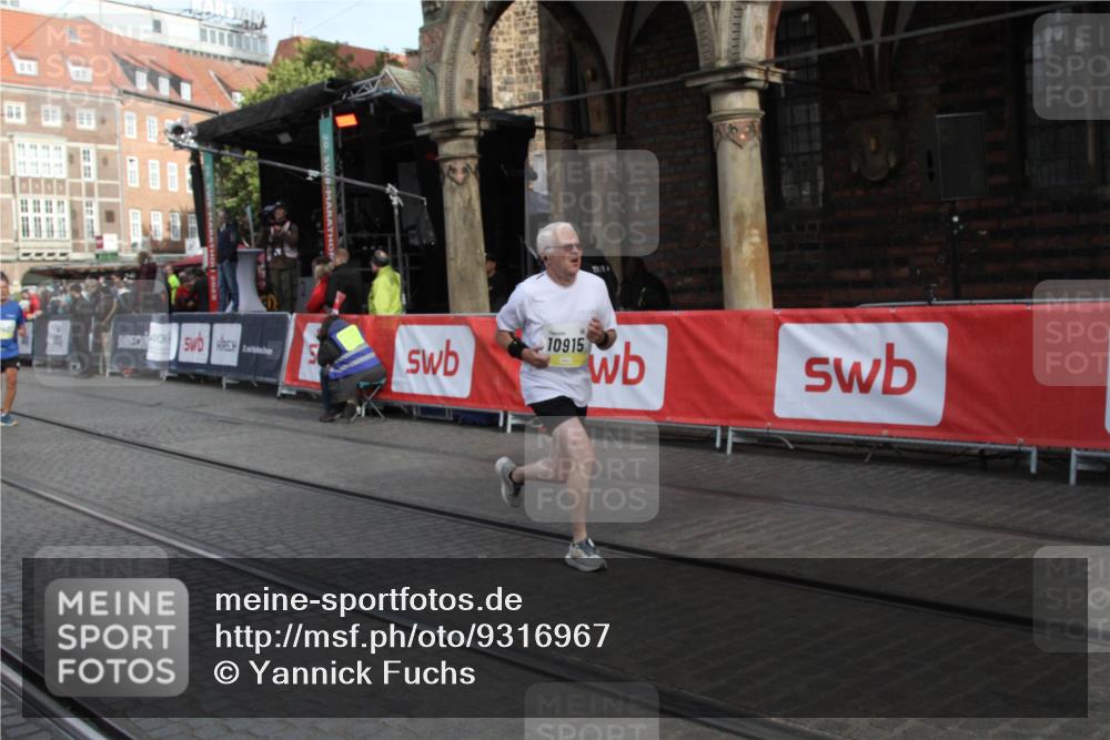 05.10.2025 - 20. swb-Marathon Bremen Yannick Fuchs http://msf.ph/oto/9316967 05.10.2025 10:54:26 Ziel 9407, 10915, 11040, 11271 meine-sportfotos.de