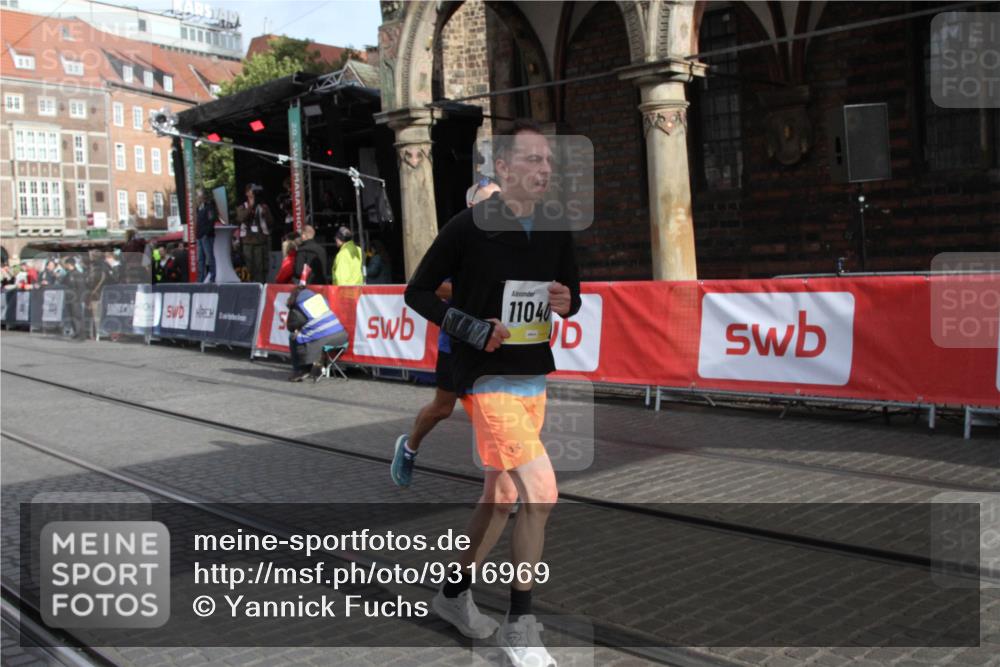 05.10.2025 - 20. swb-Marathon Bremen Yannick Fuchs http://msf.ph/oto/9316969 05.10.2025 10:54:29 Ziel 9392, 9407, 9633, 10032, 10097, 10810, 11040, 11271 meine-sportfotos.de