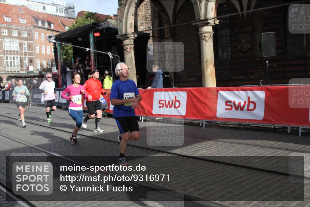 05.10.2025 - 20. swb-Marathon Bremen Yannick Fuchs http://msf.ph/oto/9316971 05.10.2025 10:54:32 Ziel 9392, 9633, 10032, 10097, 10810, 11271 meine-sportfotos.de