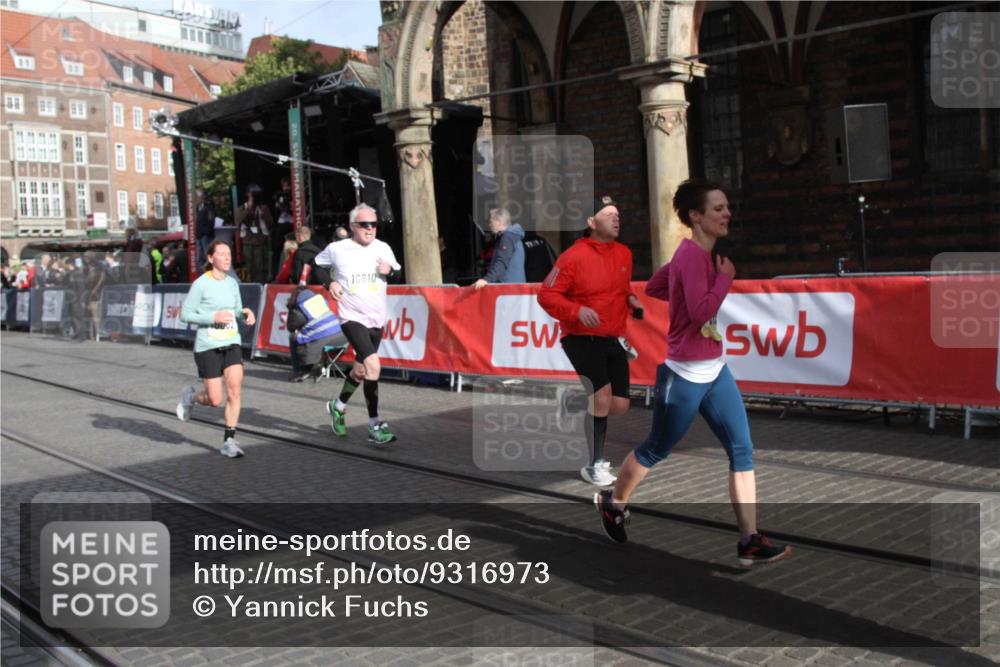 05.10.2025 - 20. swb-Marathon Bremen Yannick Fuchs http://msf.ph/oto/9316973 05.10.2025 10:54:33 Ziel 9392, 9633, 10032, 10097, 10178, 10810, 11045, 11089 meine-sportfotos.de