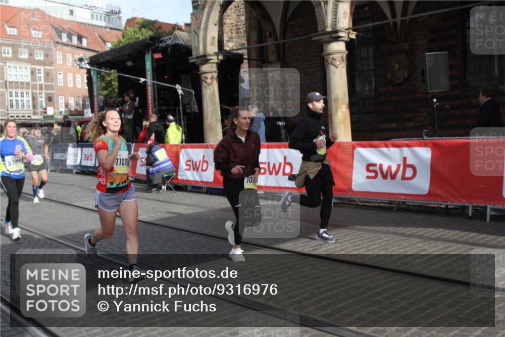 05.10.2025 - 20. swb-Marathon Bremen Yannick Fuchs http://msf.ph/oto/9316976 05.10.2025 10:54:38 Ziel 9367, 10178, 10296, 10768, 11045, 11089, 11694 meine-sportfotos.de
