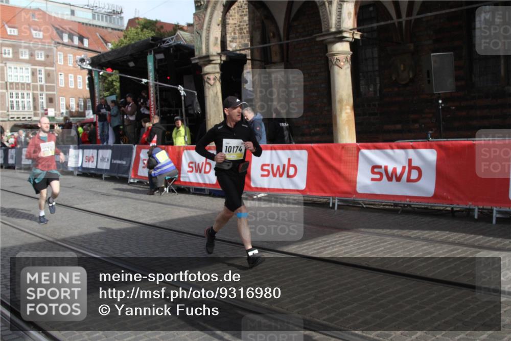 05.10.2025 - 20. swb-Marathon Bremen Yannick Fuchs http://msf.ph/oto/9316980 05.10.2025 10:54:44 Ziel 10007, 10174, 11321, 11694 meine-sportfotos.de