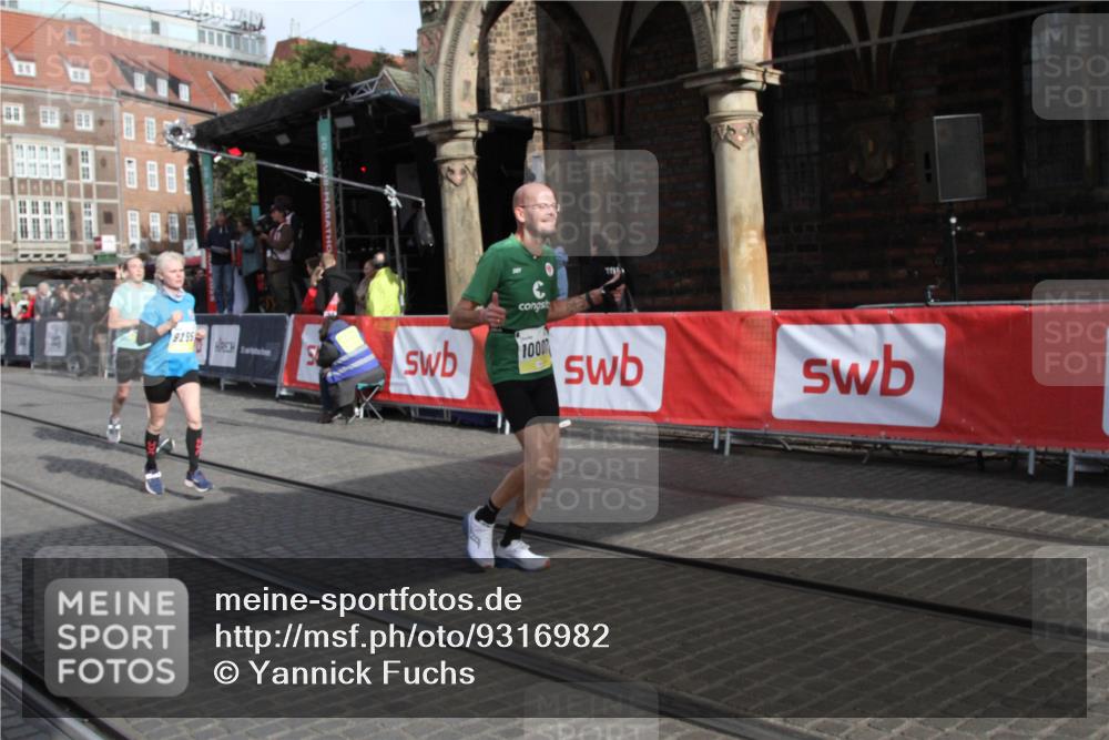 05.10.2025 - 20. swb-Marathon Bremen Yannick Fuchs http://msf.ph/oto/9316982 05.10.2025 10:54:49 Ziel 8326, 9282, 9295, 9591, 9754, 9776, 10007, 11276 meine-sportfotos.de