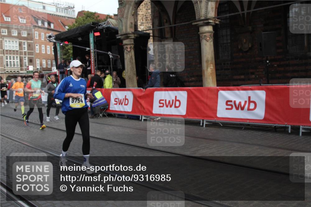 05.10.2025 - 20. swb-Marathon Bremen Yannick Fuchs http://msf.ph/oto/9316985 05.10.2025 10:54:52 Ziel 8326, 9436, 9560, 9754, 9776, 10024, 10232, 10233, 10487, 10770, 11163, 11276 meine-sportfotos.de
