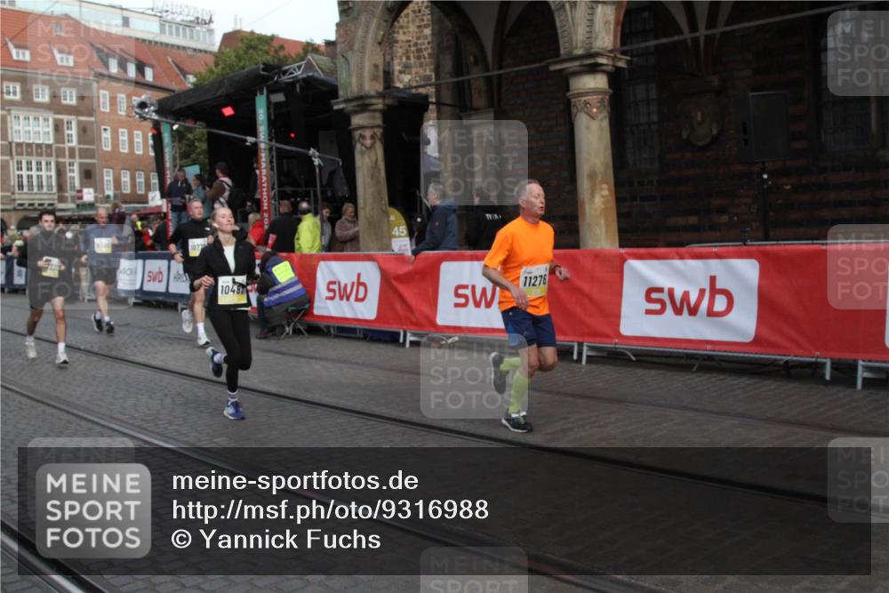05.10.2025 - 20. swb-Marathon Bremen Yannick Fuchs http://msf.ph/oto/9316988 05.10.2025 10:54:54 Ziel 8326, 9436, 9560, 9776, 10024, 10232, 10233, 10487, 10609, 10770, 11163, 11276, 11373 meine-sportfotos.de