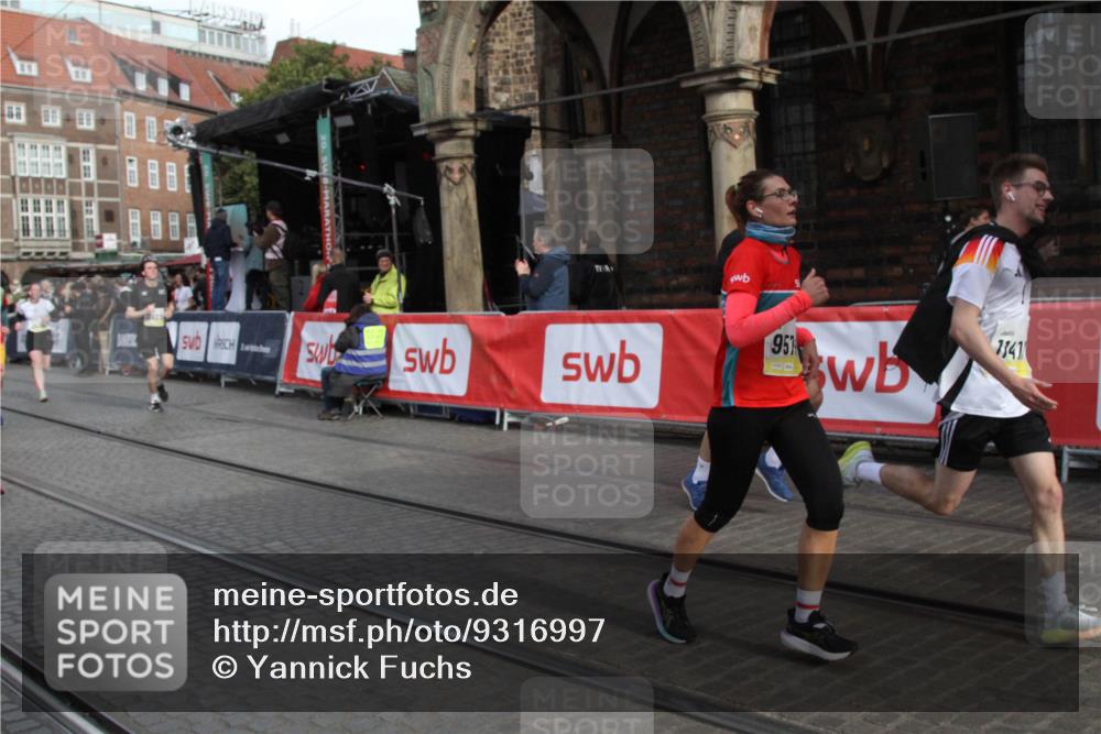 05.10.2025 - 20. swb-Marathon Bremen Yannick Fuchs http://msf.ph/oto/9316997 05.10.2025 10:55:03 Ziel 9427, 9475, 9570, 9791, 10231, 11320, 11470, 11507, 11523 meine-sportfotos.de