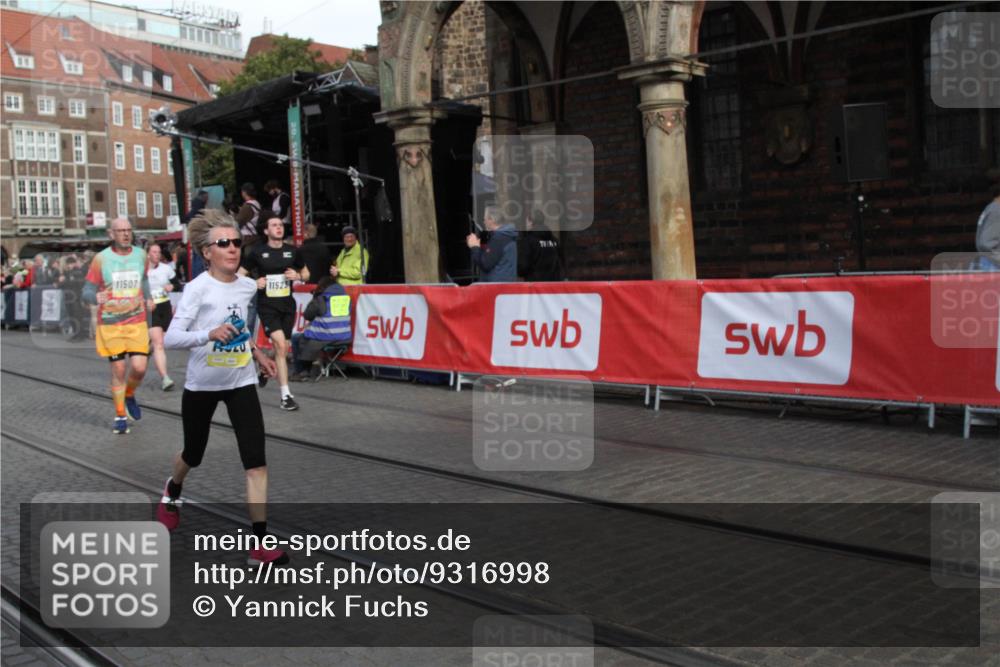 05.10.2025 - 20. swb-Marathon Bremen Yannick Fuchs http://msf.ph/oto/9316998 05.10.2025 10:55:04 Ziel 9475, 9791, 11320, 11507, 11523 meine-sportfotos.de