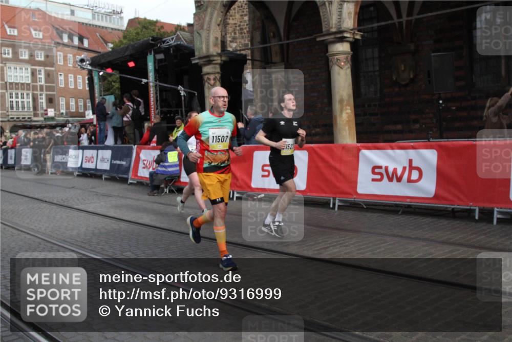 05.10.2025 - 20. swb-Marathon Bremen Yannick Fuchs http://msf.ph/oto/9316999 05.10.2025 10:55:06 Ziel 9475, 9791, 10014, 11363, 11507, 11523 meine-sportfotos.de