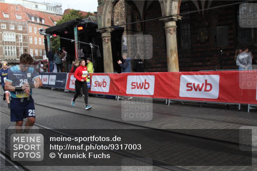 05.10.2025 - 20. swb-Marathon Bremen Yannick Fuchs http://msf.ph/oto/9317003 05.10.2025 10:55:11 Ziel 10014, 10034, 10180, 10307, 10920, 11317, 11363 meine-sportfotos.de