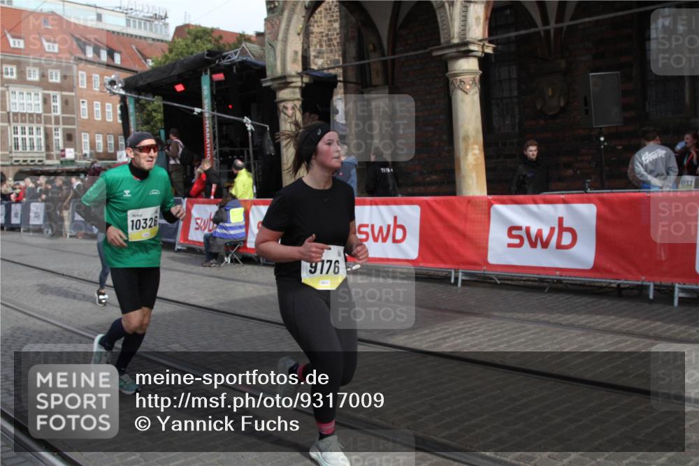 05.10.2025 - 20. swb-Marathon Bremen Yannick Fuchs http://msf.ph/oto/9317009 05.10.2025 10:55:18 Ziel 9176, 9318, 9881, 10003, 10326, 11042, 11140 meine-sportfotos.de