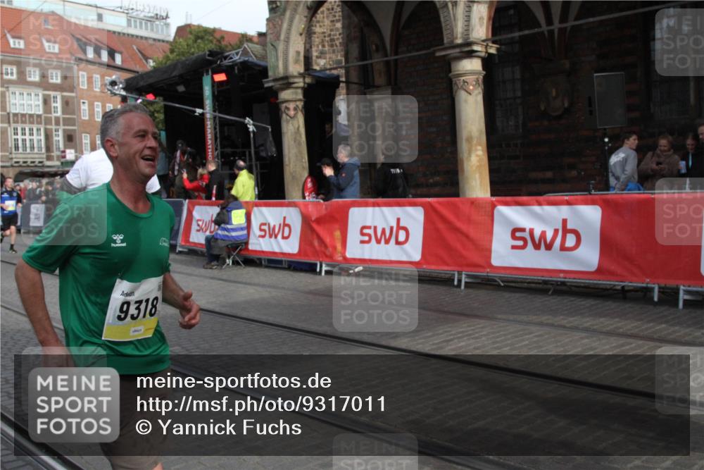 05.10.2025 - 20. swb-Marathon Bremen Yannick Fuchs http://msf.ph/oto/9317011 05.10.2025 10:55:19 Ziel 9318, 9881, 9933, 10003, 10116, 10326, 11042, 11140 meine-sportfotos.de