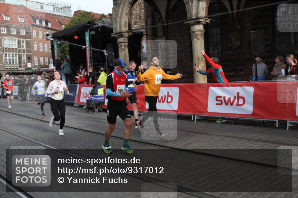 05.10.2025 - 20. swb-Marathon Bremen Yannick Fuchs http://msf.ph/oto/9317012 05.10.2025 10:55:23 Ziel 9201, 9350, 9514, 9654, 9881, 9933, 10116, 10970, 11042, 11115, 11702 meine-sportfotos.de