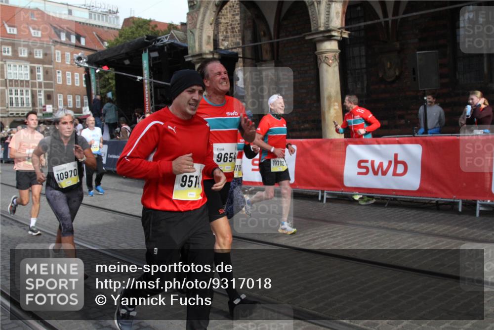 05.10.2025 - 20. swb-Marathon Bremen Yannick Fuchs http://msf.ph/oto/9317018 05.10.2025 10:55:27 Ziel 9350, 9514, 9654, 9722, 9902, 10256, 10260, 10970, 11115, 11380, 11431, 11702 meine-sportfotos.de