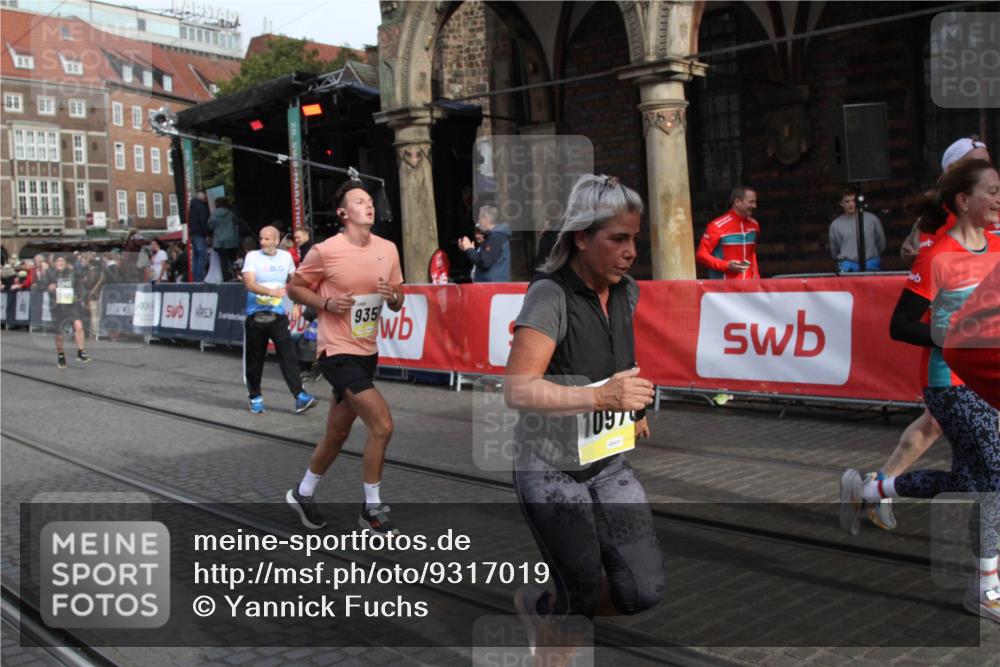 05.10.2025 - 20. swb-Marathon Bremen Yannick Fuchs http://msf.ph/oto/9317019 05.10.2025 10:55:27 Ziel 9350, 9514, 9654, 9722, 9902, 10256, 10260, 10970, 11115, 11380, 11431, 11702 meine-sportfotos.de
