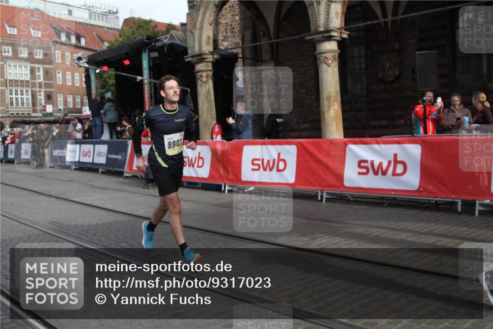 05.10.2025 - 20. swb-Marathon Bremen Yannick Fuchs http://msf.ph/oto/9317023 05.10.2025 10:55:32 Ziel 9722, 9856, 9902, 10111, 10256, 11025, 11197 meine-sportfotos.de