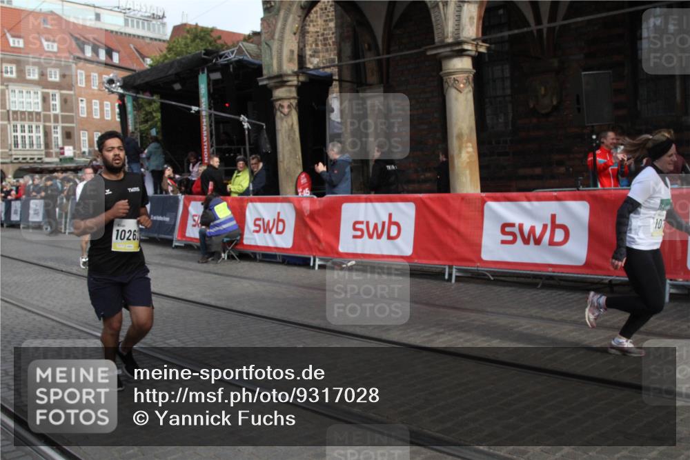 05.10.2025 - 20. swb-Marathon Bremen Yannick Fuchs http://msf.ph/oto/9317028 05.10.2025 10:55:38 Ziel 9492, 9720, 10107, 10195, 10262, 10745, 10757, 11197 meine-sportfotos.de