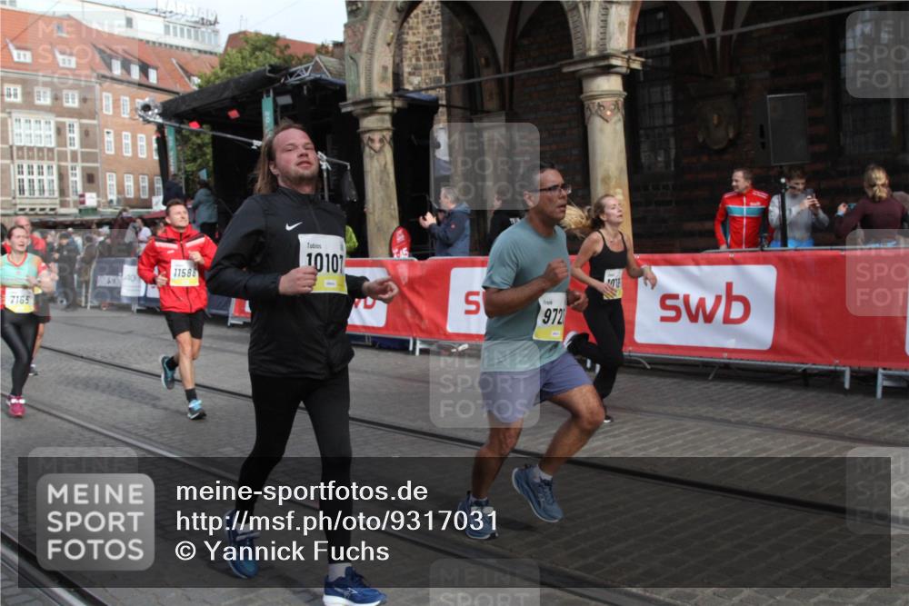 05.10.2025 - 20. swb-Marathon Bremen Yannick Fuchs http://msf.ph/oto/9317031 05.10.2025 10:55:43 Ziel 7165, 9195, 9197, 9720, 10088, 10107, 10195, 10475, 10755, 10909, 11081, 11586, 11588 meine-sportfotos.de