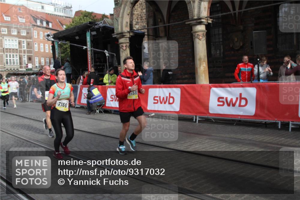 05.10.2025 - 20. swb-Marathon Bremen Yannick Fuchs http://msf.ph/oto/9317032 05.10.2025 10:55:43 Ziel 7165, 9195, 9197, 9720, 10088, 10107, 10195, 10475, 10755, 10909, 11081, 11586, 11588 meine-sportfotos.de