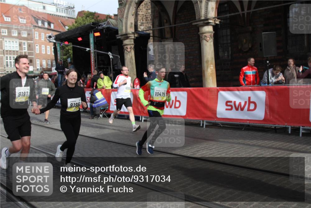 05.10.2025 - 20. swb-Marathon Bremen Yannick Fuchs http://msf.ph/oto/9317034 05.10.2025 10:55:46 Ziel 9195, 9197, 9621, 9882, 10088, 10287, 10323, 10475, 10800, 10909, 11081, 11586, 11624 meine-sportfotos.de