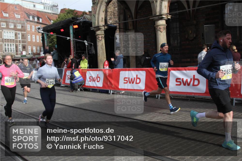 05.10.2025 - 20. swb-Marathon Bremen Yannick Fuchs http://msf.ph/oto/9317042 05.10.2025 10:55:54 Ziel 9521, 10253, 10385, 10610, 10653, 11052, 11249, 11439 meine-sportfotos.de