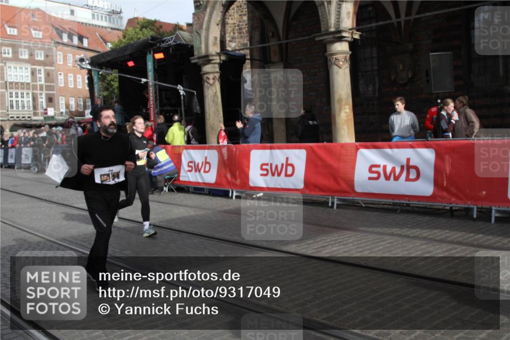 05.10.2025 - 20. swb-Marathon Bremen Yannick Fuchs http://msf.ph/oto/9317049 05.10.2025 10:56:02 Ziel 7147, 9871, 10015, 10654, 10758, 10921, 11148 meine-sportfotos.de